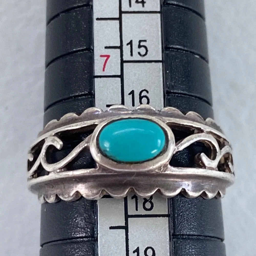 Vintage Hand Crafted Sterling Silver Navajo Turquoise Ring - Picture 5 of 10